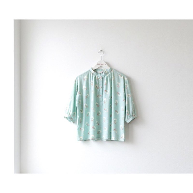 Mandarin collar shirt, 3/4 sleeves, green with a red bow floral bouquet print. - 女上衣/長袖上衣 - 棉．麻 綠色