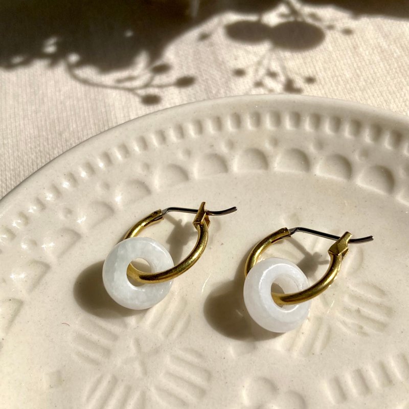 老林雜貨 | 玉石甜甜圈耳環 (針式 / 夾式) - 耳環/耳夾/耳骨夾 - 玉石 白色