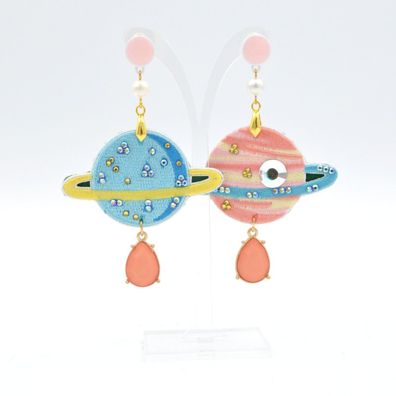 粉紅色刺繡土星圖案綴水晶寶石裝飾耳環 日本搞怪網紅時尚造型 - 耳環/耳夾/耳骨夾 - 其他金屬 多色