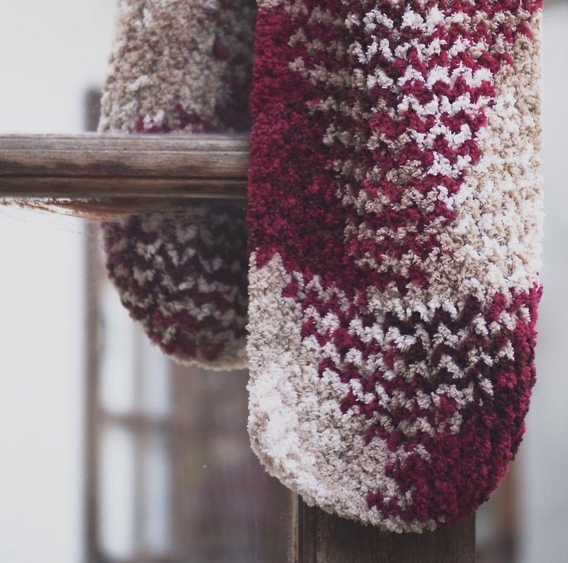 knitted scarf handmade - ผ้าพันคอ - วัสดุอื่นๆ สีแดง
