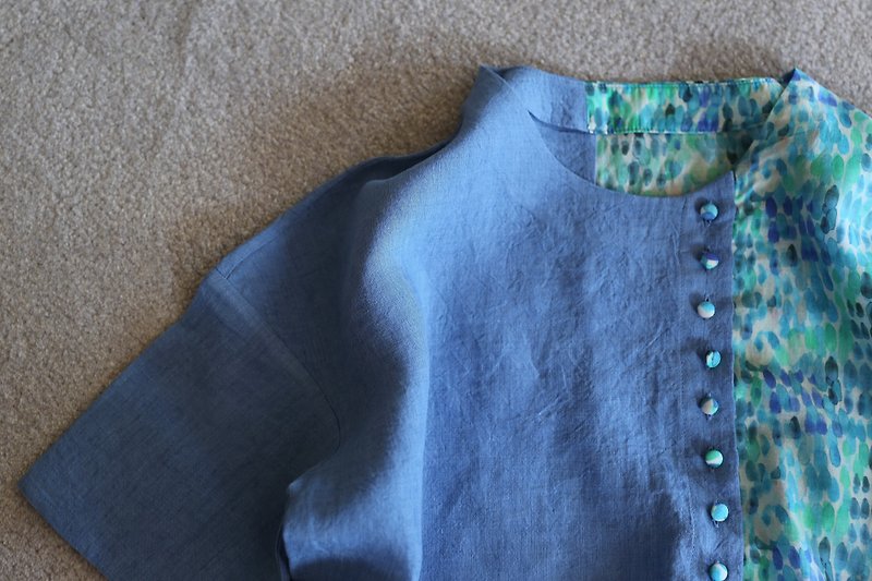 Blue Rain Flower Stone Linen Tencel Contrast Color Short Sleeve Short Cardigan Artistic Shirt - เสื้อผู้หญิง - ผ้าฝ้าย/ผ้าลินิน 