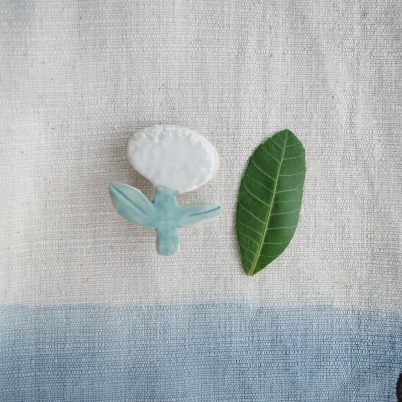 White flower brooch / handmade ceramic - 胸針 - 陶 白色