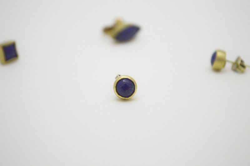 簡單小石系列-青金石‧圓形‧黃銅耳釘 - 耳環/耳夾 - 其他金屬 藍色