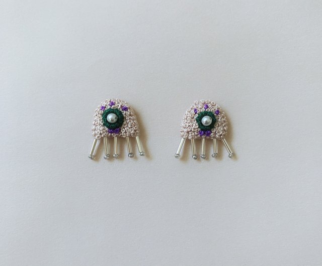 | 茷| #203 |ピアス/イヤリング| 手刺繍の小さなクラゲシリーズのピアス