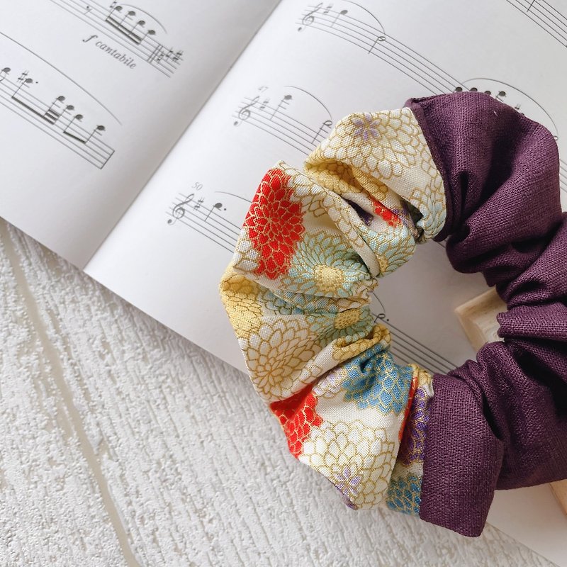 Small spring day and deep purple scrunchie - เครื่องประดับผม - ผ้าฝ้าย/ผ้าลินิน สีม่วง