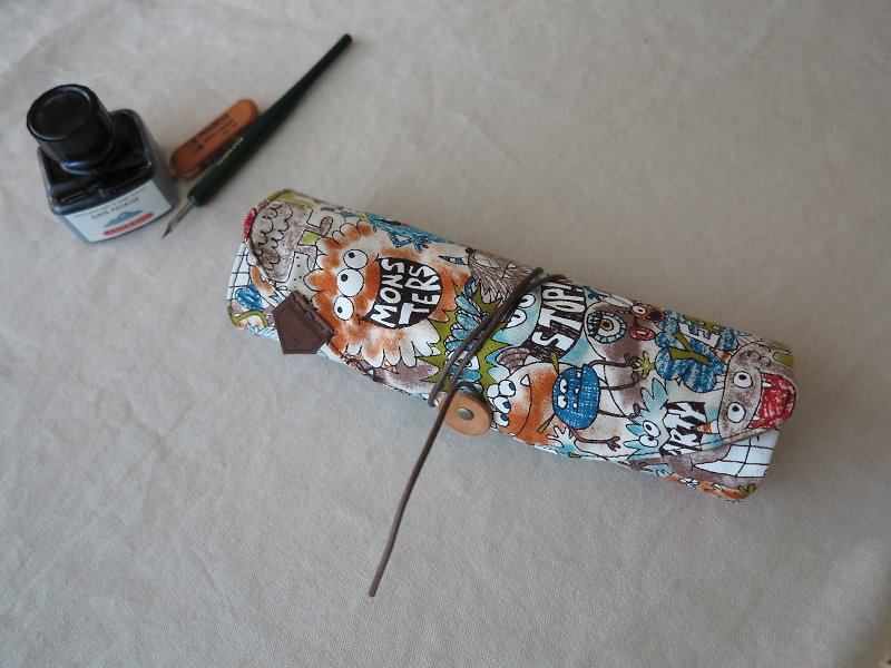 [24] Linkkimokki love painting color color pencils bags (hand-painted little monsters) - Pencil Cases - Cotton & Hemp Khaki