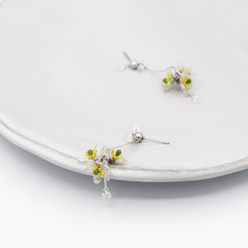 skeleton flower - Earrings & Clip-ons - Resin White