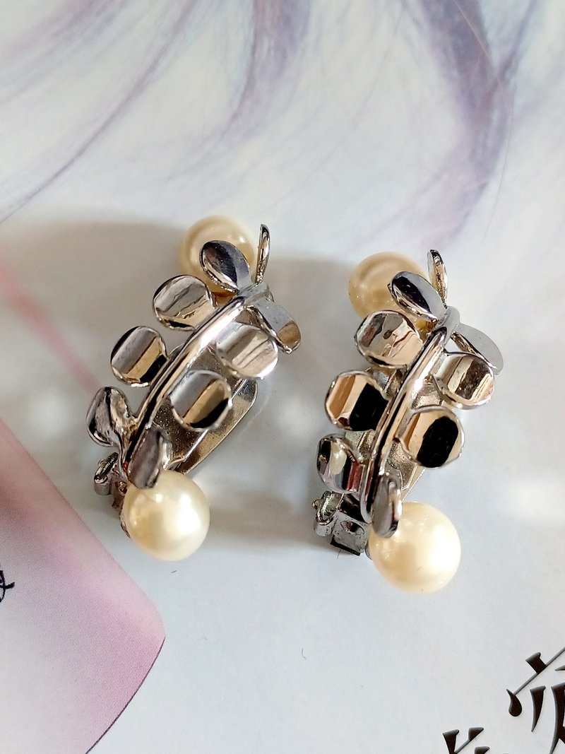 vintage jewelry elegant pearl clover clip-on earrings - Earrings & Clip-ons - Other Metals 