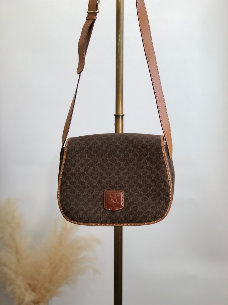 [Direct from Japan, branded used bag] CELINE Macadam shoulder bag, Brown blazon, embossed PVC leather, flap, vintage wapv4m - กระเป๋าแมสเซนเจอร์ - วัสดุกันนำ้ สีนำ้ตาล