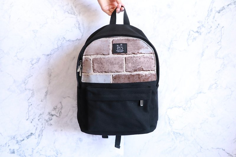 Backpack - Vintage Brick Print - กระเป๋าเป้สะพายหลัง - ผ้าฝ้าย/ผ้าลินิน สีนำ้ตาล