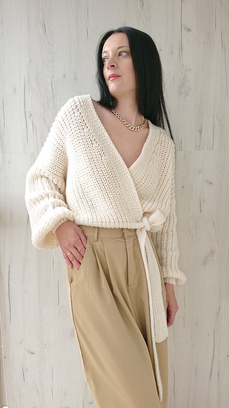 Wrap cardigan Cropped sweater jacket V neck sweater in wool White loose top M - 毛衣/針織衫 - 羊毛 