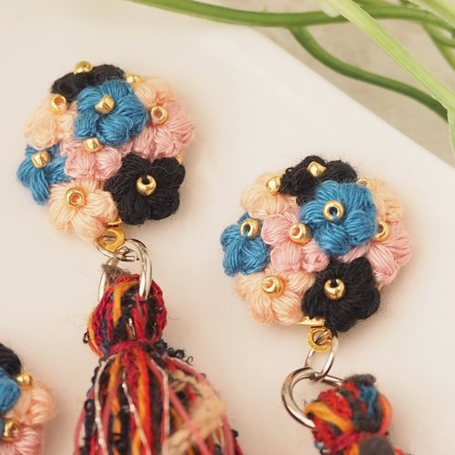 ピアス/イヤリング】小さな編み花ブーケとエスニックな引き揃え