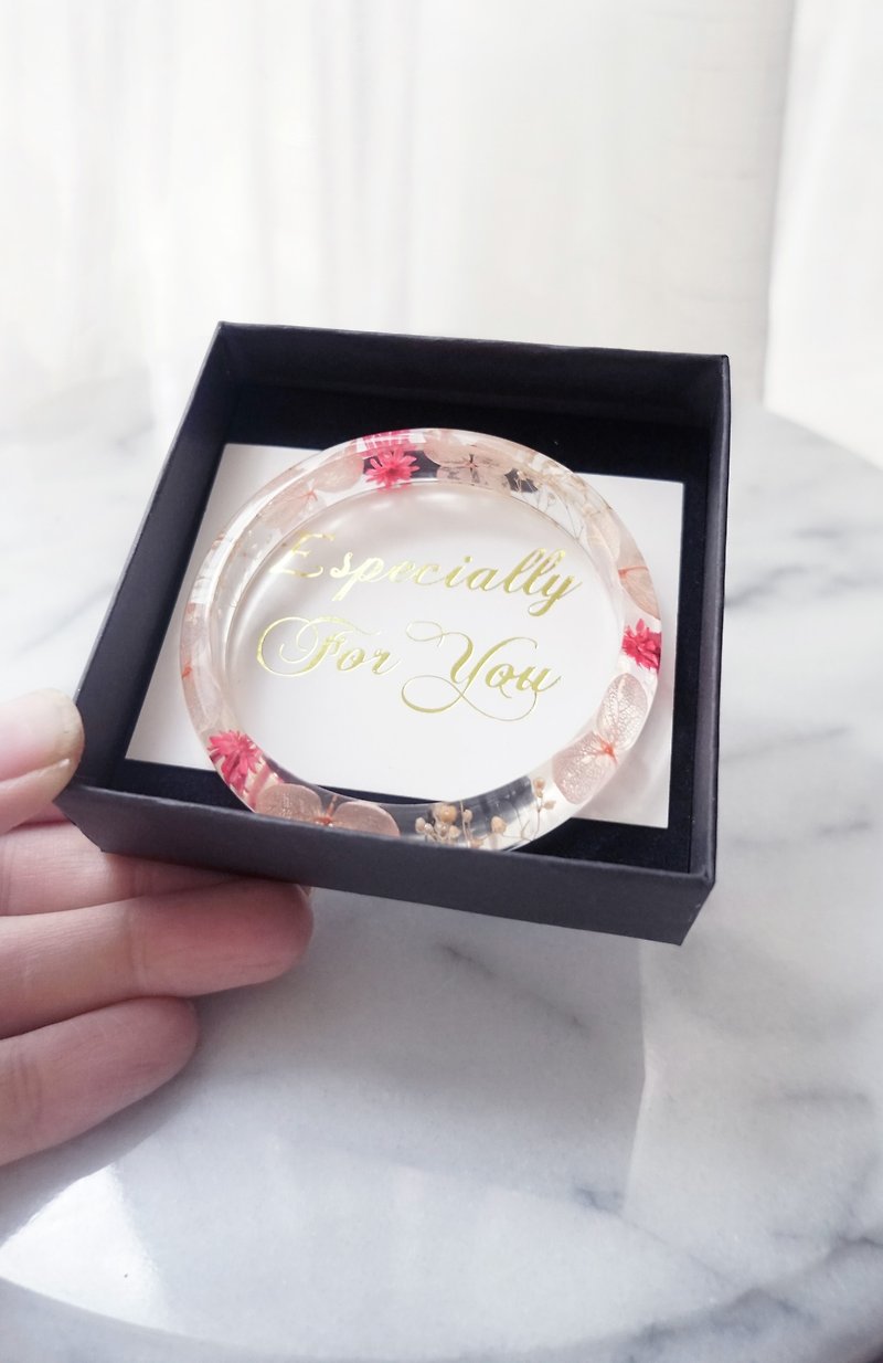 Customized dispensing Epoxy eternal flower without scented hydrangea crystal amber bracelet jewelry with gift box a little red - Bracelets - Resin Pink