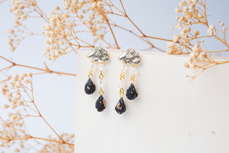 [雫しずく]つまみ工工/ Swarovski crystal and wind cloth flower earrings (黒) - Earrings & Clip-ons - Other Man-Made Fibers Black