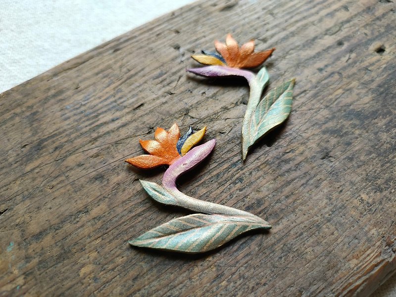 [Hand-dyed flower series - bird of paradise / single] leather earrings / hand-dyed leather / painless Clip-On - ต่างหู - หนังแท้ 