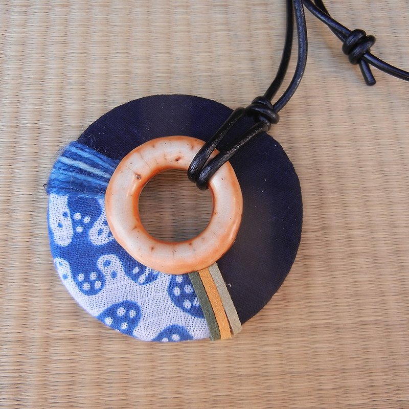 The interweaving movement of dyeing, dyeing and pottery // Necklace - Necklaces - Wood 
