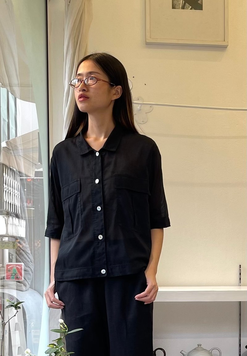 Safari Blouse : Breathable  Cotton Short Sleeves Black Color - 女上衣/長袖上衣 - 棉．麻 黑色