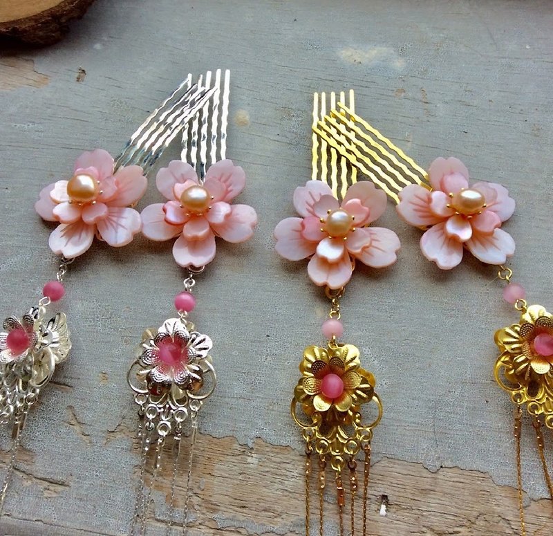 Meow Handmade~Chinese style antique shell double flower hair comb (pink/pair/gold/ Silver) - เครื่องประดับผม - วัสดุอื่นๆ สึชมพู