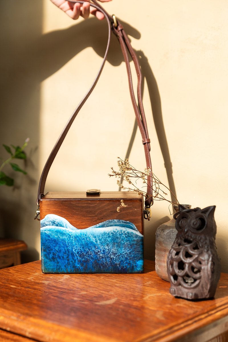 心靈海浪木質刺繡海浪包(獨家唯一款) - 側背包/斜孭袋 - 木頭 