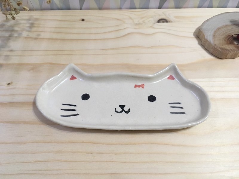 小さな猫 - 浅いセラミック皿（小） - 小皿 - 陶器 ホワイト