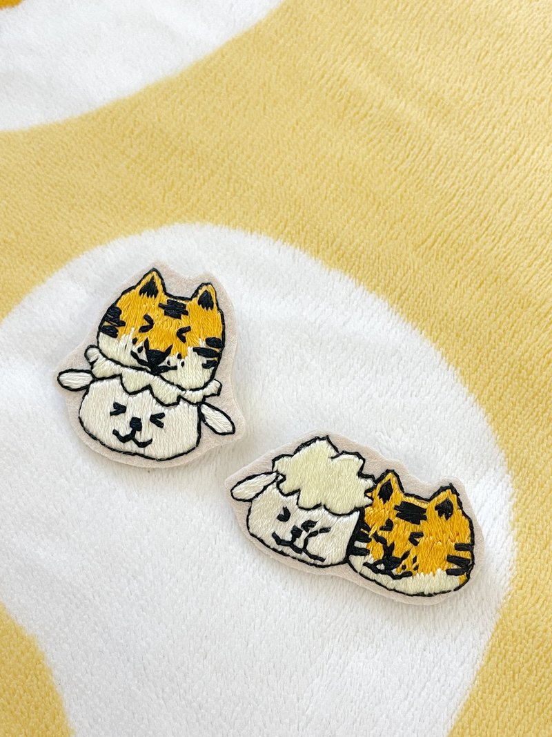原創設計訂製 l 客製化刺繡胸針 刺繡別針 插畫胸針 客製圖刺繡 - 胸針 - 棉．麻 多色
