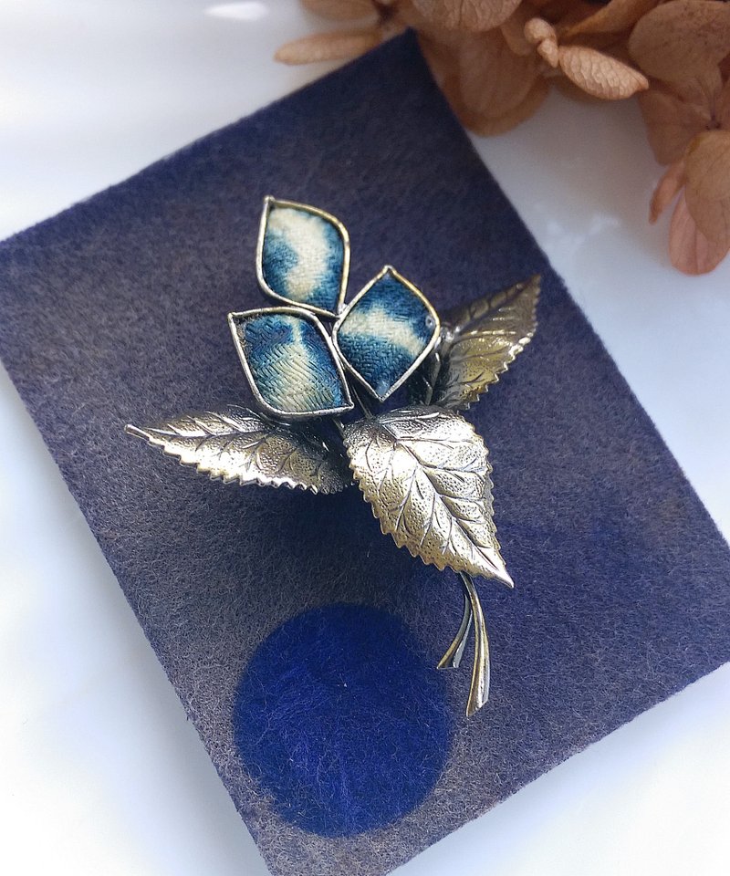 Vintage Jewelry 西洋古董飾品 花卉花束 漸層 藍染織布 別針 - 徽章/別針 - 其他金屬 金色