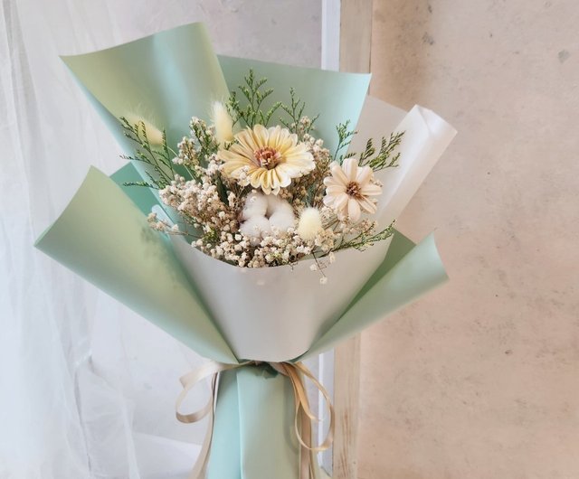 Gypsophila sunflower graduation bouquet medium-length diffused