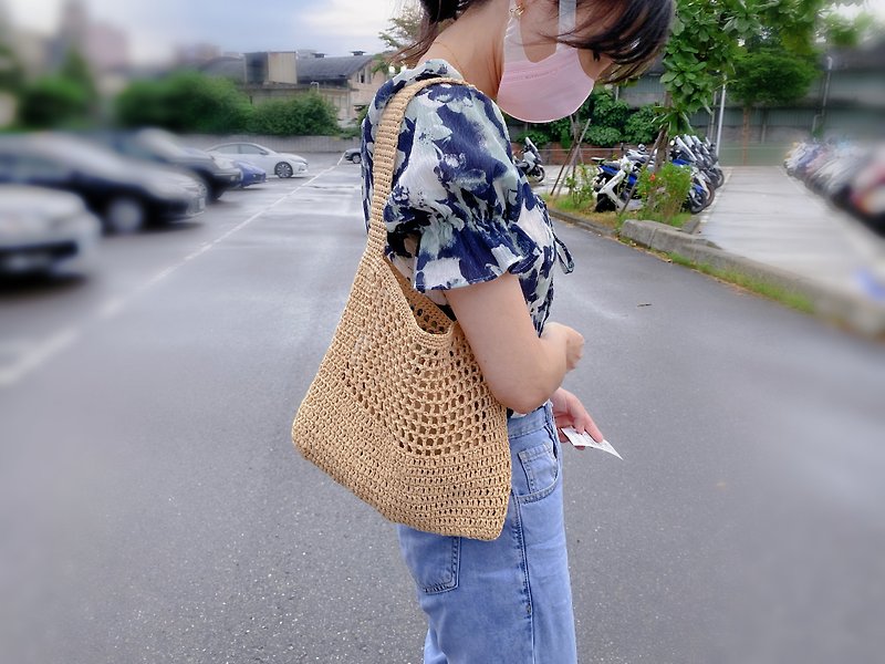 Chesedh_Raffia Shoulder Bag_Opening Special_Handmade Weaving - กระเป๋าแมสเซนเจอร์ - กระดาษ สีกากี