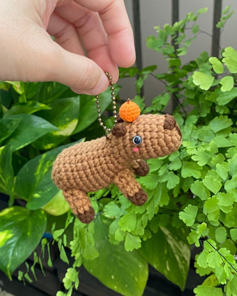 cute capybara with orange on head - พวงกุญแจ - วัสดุอื่นๆ สีนำ้ตาล