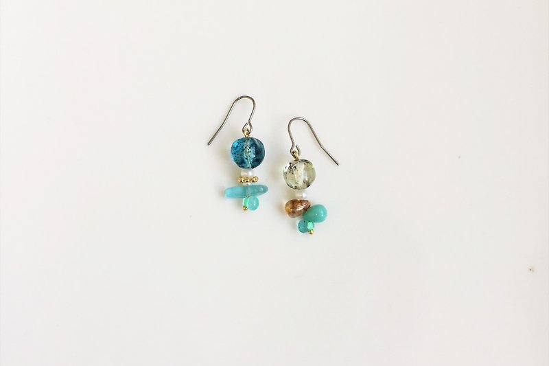 奇幻世界的花 玻璃珠造型耳環 - 耳環/耳夾 - 寶石 多色