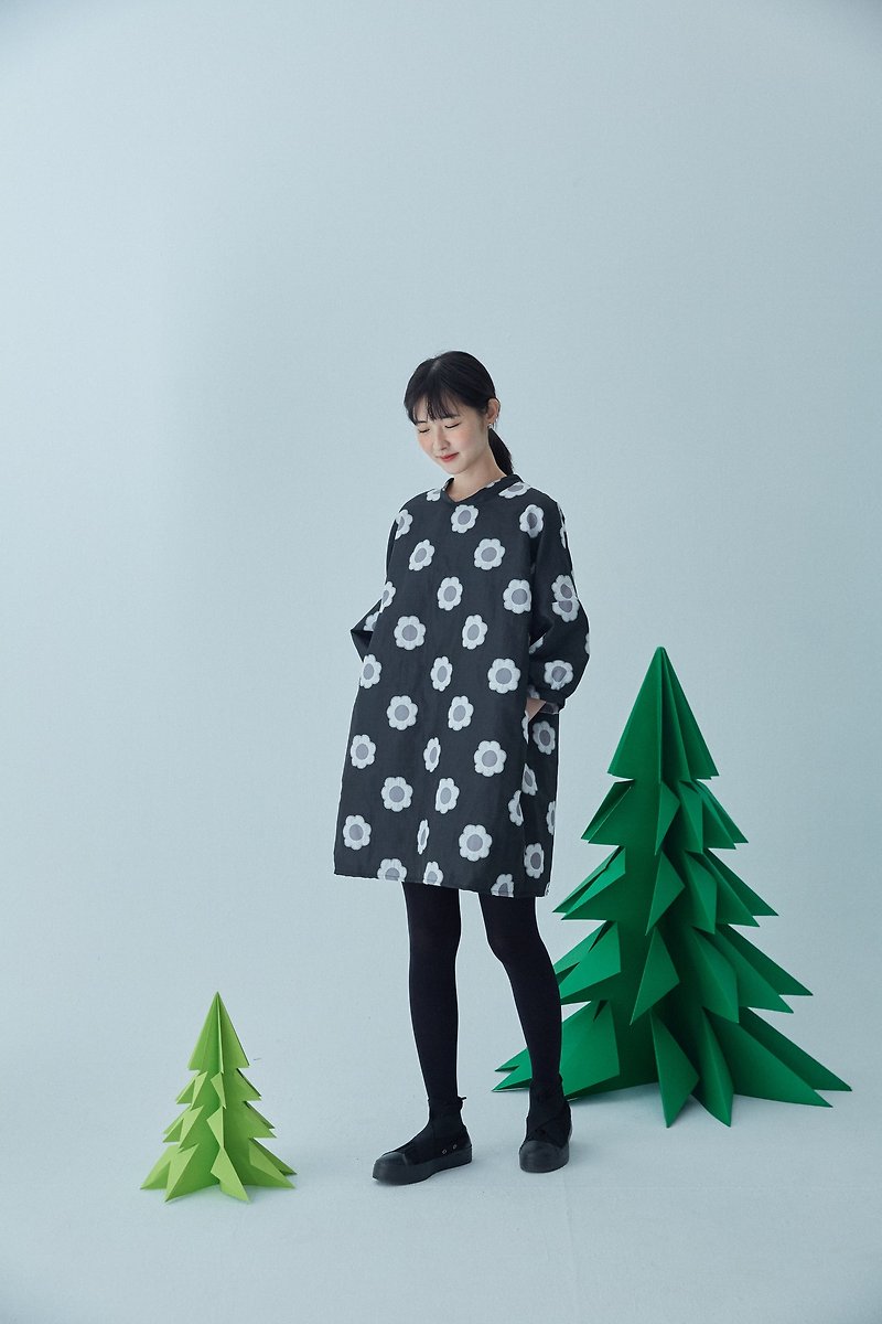 Black bottom small white flower stand-up collar and sleeves dress - One Piece Dresses - Polyester Black