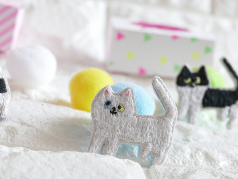 Embroidered brooch cat white cat - Brooches - Cotton & Hemp White