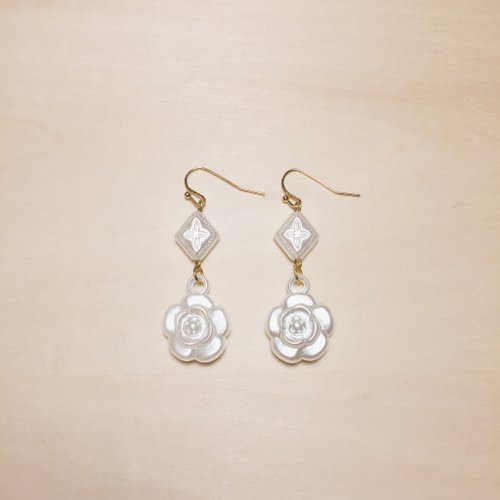 鳥嶼 Niaoyoo 復古珍珠色菱形花花耳環