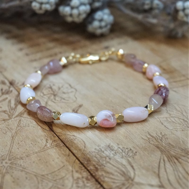<< Creamy Sweetheart - Natural Stone Bracelet >> Pink Oasis Strawberry Crystal (limited to one) - สร้อยข้อมือ - เครื่องประดับพลอย สึชมพู