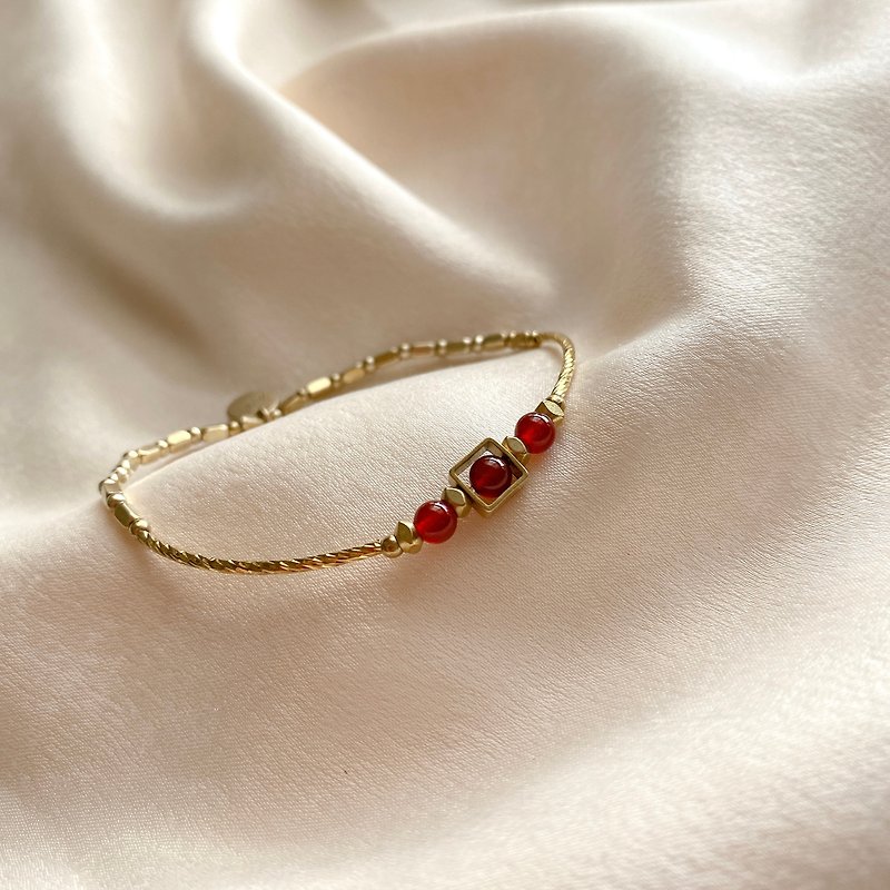 Little red bean~Red agate/ brass handmade bracelet - สร้อยข้อมือ - ทองแดงทองเหลือง หลากหลายสี
