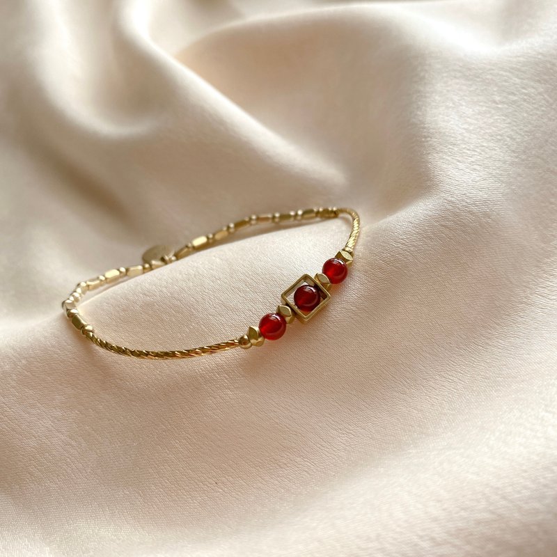 Little red bean~Red agate/ brass handmade bracelet - สร้อยข้อมือ - ทองแดงทองเหลือง หลากหลายสี