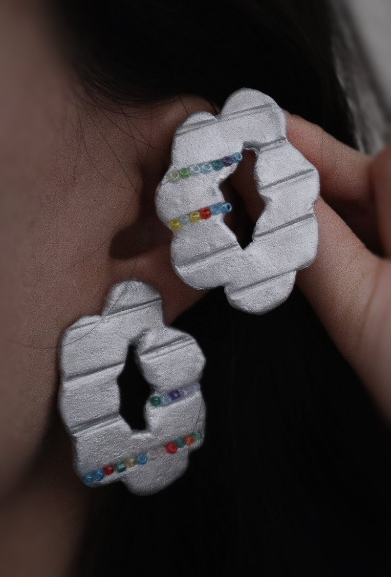 原創手作個性耳飾 - 耳環/耳夾 - 其他材質 銀色