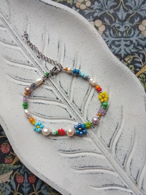 Simple flower Flower bracelet for women / Mixed beaded bracelet with silver clasp 17 cm