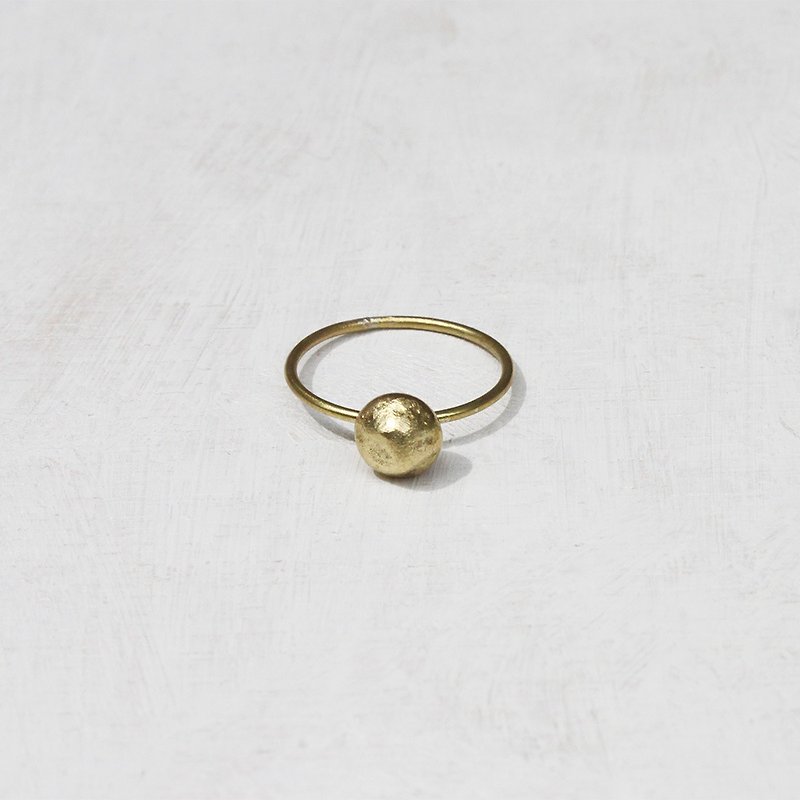 Simple brass ball ring - แหวนทั่วไป - โลหะ สีทอง