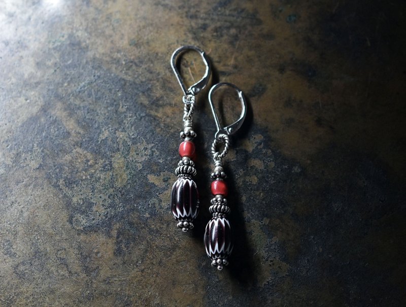 Black chevron beads and gold red white hearts, Silver - Earrings & Clip-ons - Glass Black