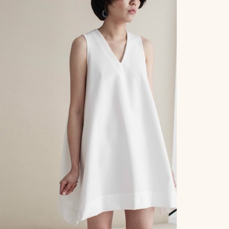 White beautiful V-neck ruling irregular shape lace-up dress minimalist elegant evening dress - ชุดเดรส - วัสดุอื่นๆ ขาว