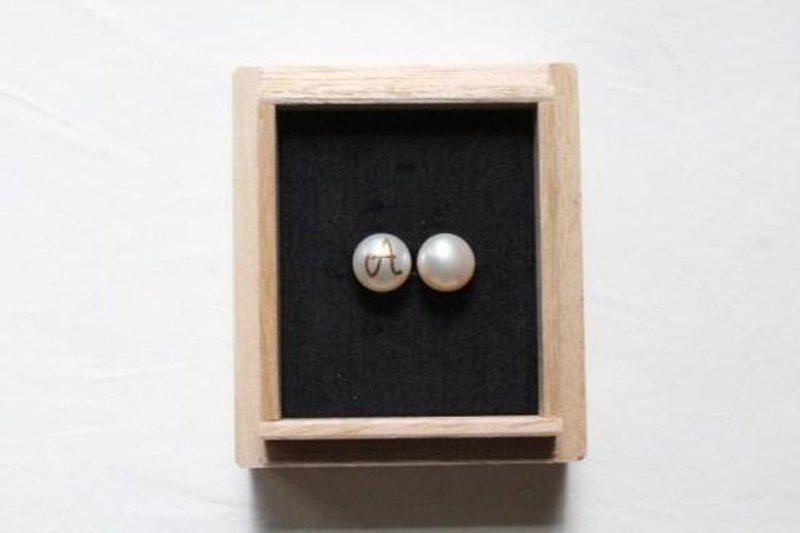 MAKIE Pearl alphabet Pierce (A) - Earrings & Clip-ons - Other Metals 