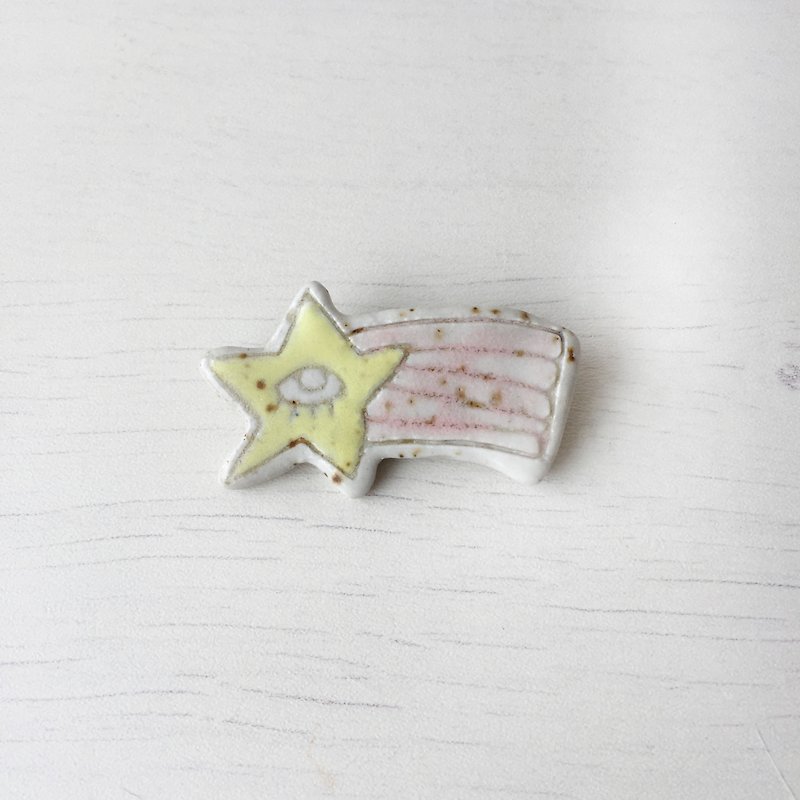 White makeup powder cited Polaris brooch - Brooches - Pottery Multicolor