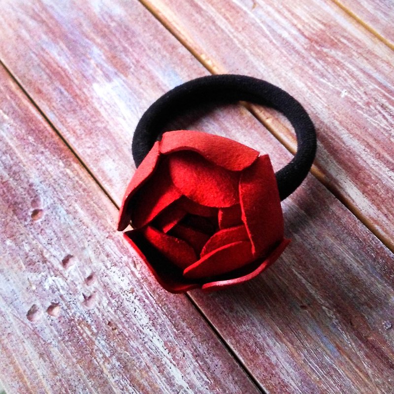 Dual-purpose leather flower bracelet hair ring red flower bud leather custom-made Kai handmade leather - เครื่องประดับผม - หนังแท้ สีแดง