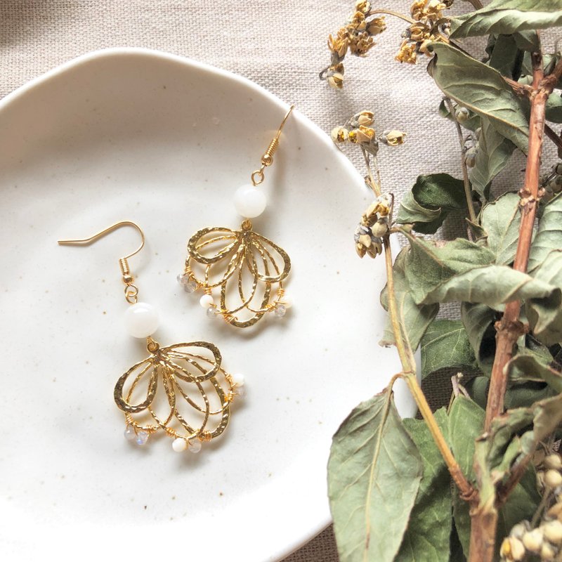 和田玉/拉長石/白貝殼耳環 Jade Earrings - 耳環/耳夾/耳骨夾 - 玉石 白色