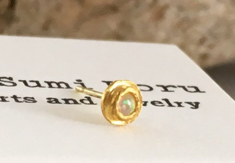 天然オパール 純金スタッドピアス　K24 Pure Gold+Opal　片耳分 - 耳環/耳夾/耳骨夾 - 其他金屬 