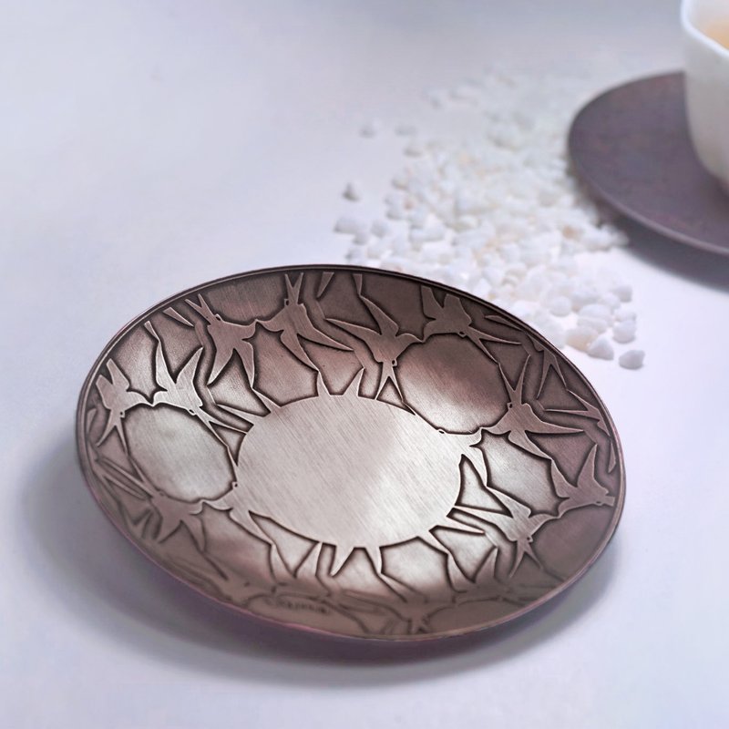 Forged and etched small tea cup holder - Flying Together (Big Swallow Pattern) [Customized] [Gift Box] [New Year] - ของวางตกแต่ง - วัสดุอื่นๆ สีนำ้ตาล