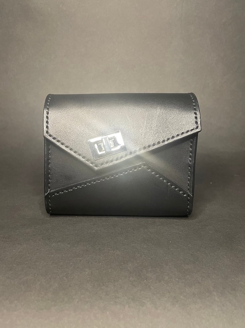 Angled Envelope Mini Bag - กระเป๋าแมสเซนเจอร์ - หนังแท้ สีดำ