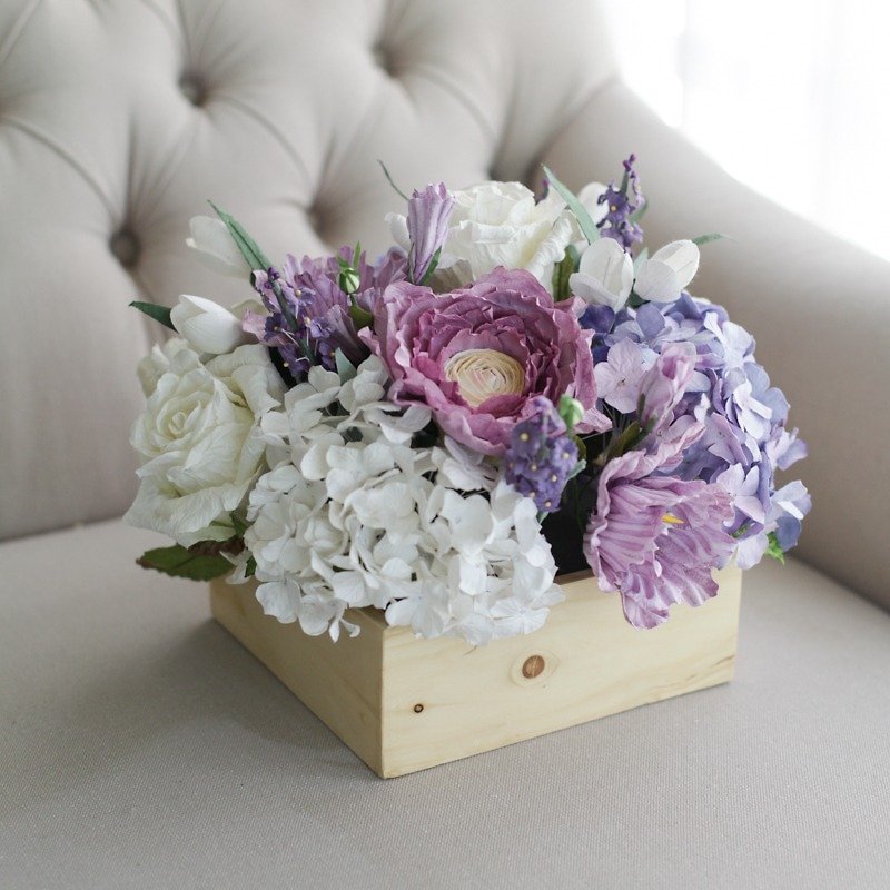 WC102 : ดอกไม้ในกล่องไม้ สำหรับตกแต่งโต๊ะในงานแต่งงาน โทนสีม่วง - ผ้ารองโต๊ะ/ของตกแต่ง - กระดาษ สีม่วง