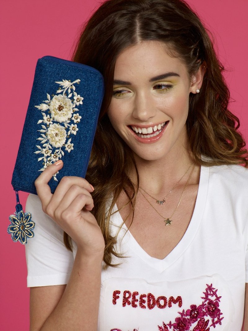 Happily Dreaming Hand Embroidery Denim Wallet - กระเป๋าสตางค์ - ผ้าฝ้าย/ผ้าลินิน 